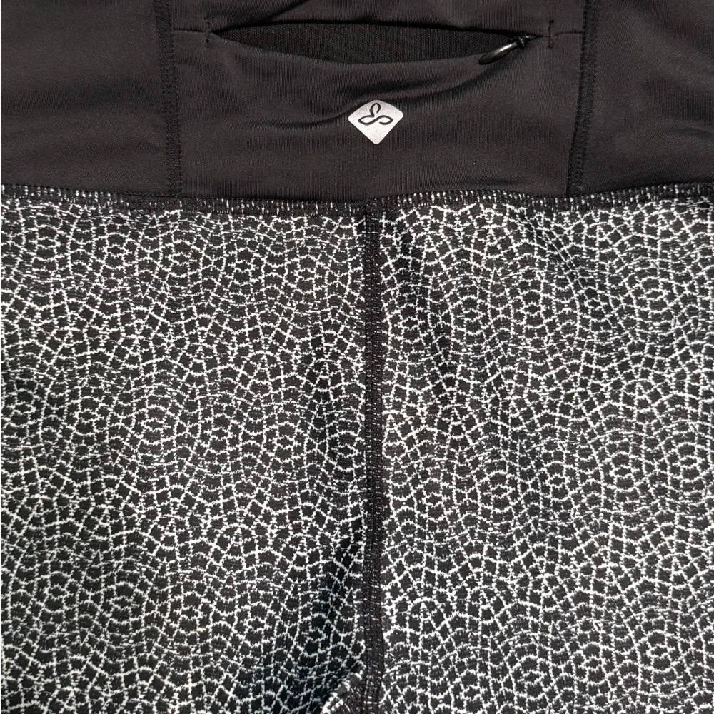 PRANA CROP LEGGING PANT Black White Geometric Pattern Back Zip Pocket S